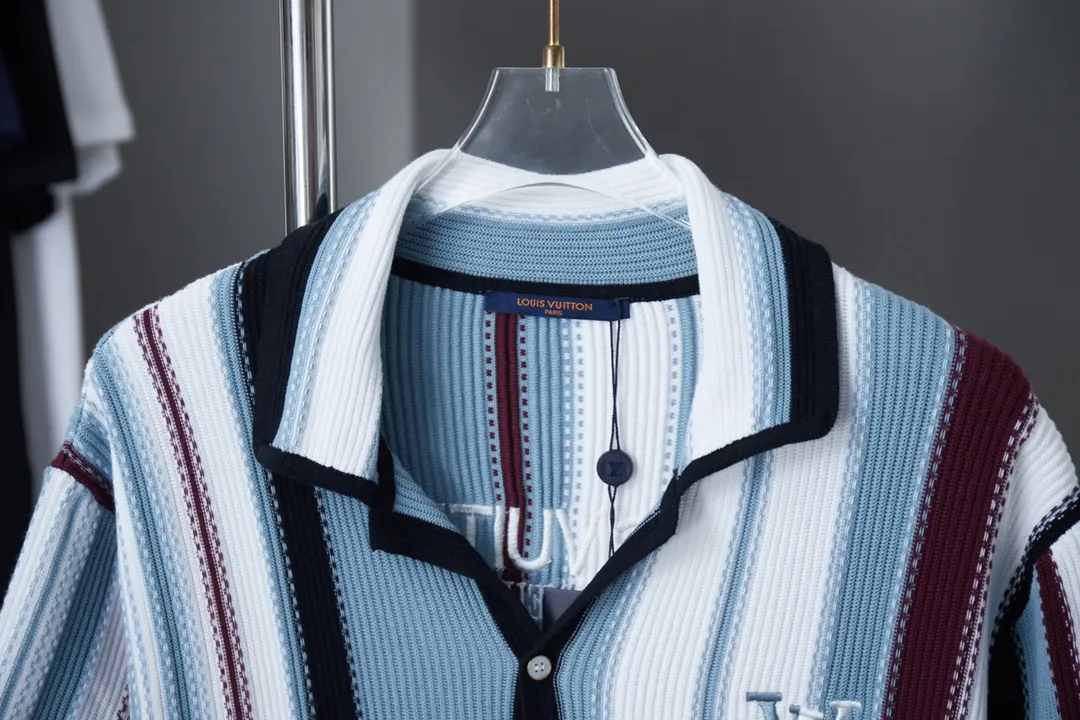 🅿️300 Lujia 25ss new cotton short-sleeved shirt has a loose and breathable silhouette with vertical crochet stripes and Yingze embroidered logos on the front and back. The pearlescent buttons on the front highlight the elegant details, and can be paired with matching shorts to create a cruise look. Size: S.M.L.XL.